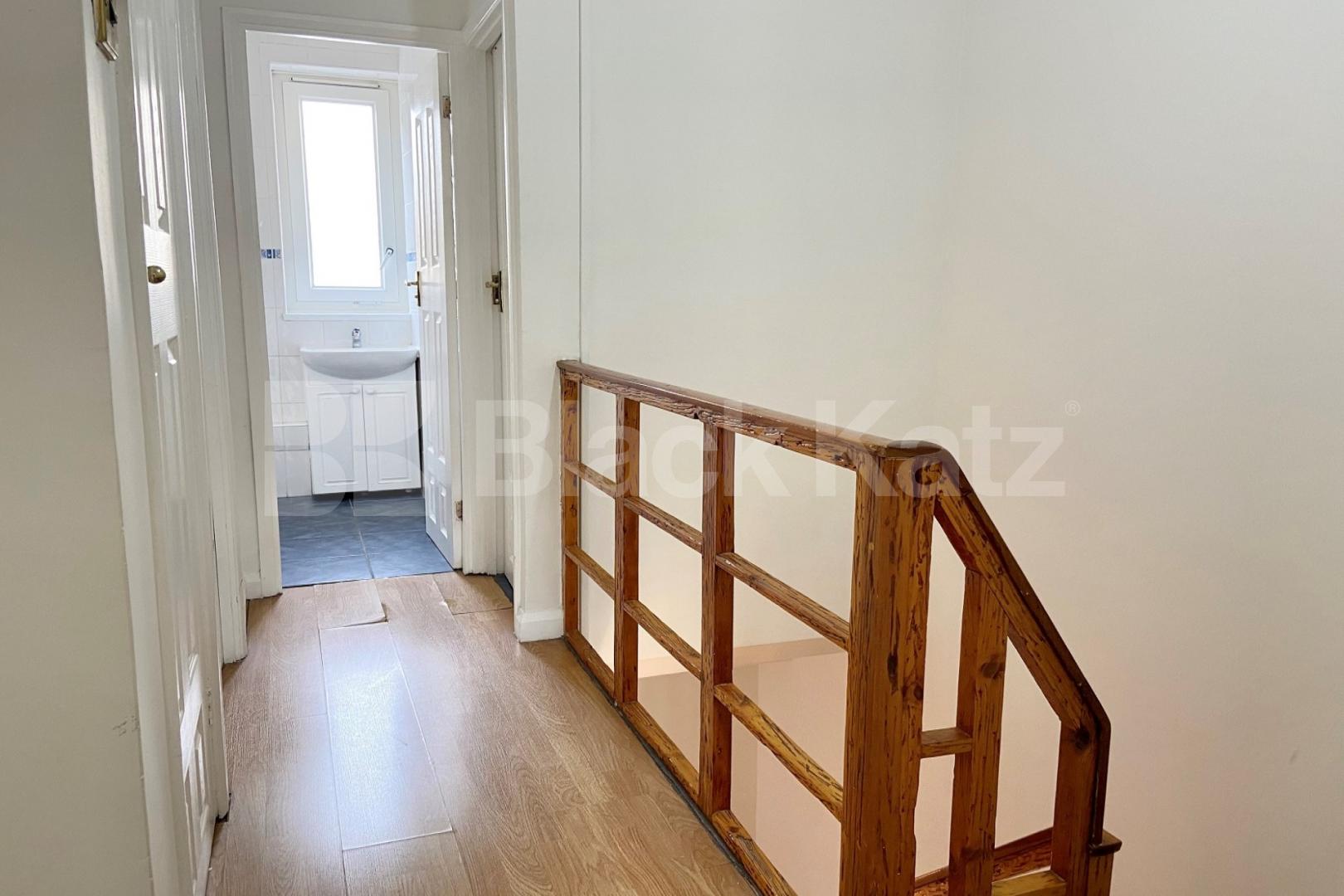 Bright & airy split level apartment with patio garden & superbly located Burbage Close , Borough/London Bridge